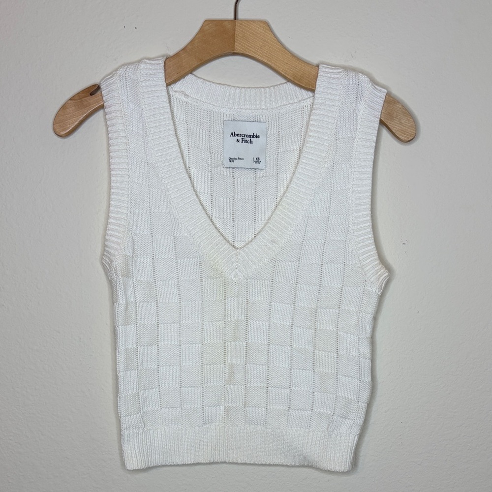 ABERCROMBIE & FITCH Slim Cream Cropped V-Neck Sweater Vest